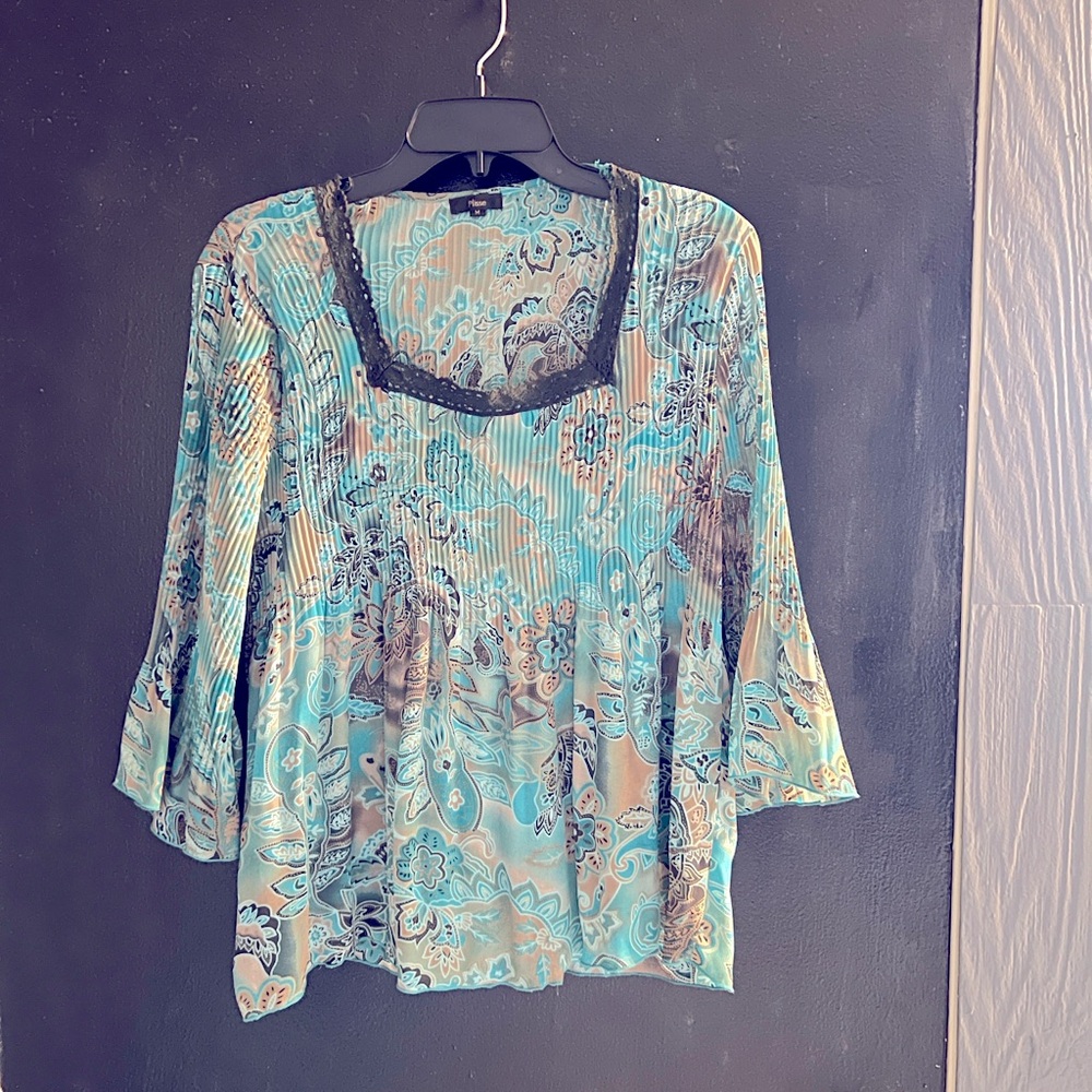 Plisse top with flowers size medium